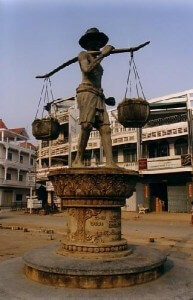 Battambang statue cambodge 193x300 photo