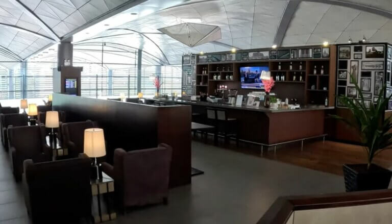 Guide sur la zone fumeur à l&rsquo;aéroport international de Phnom Penh au Cambodge